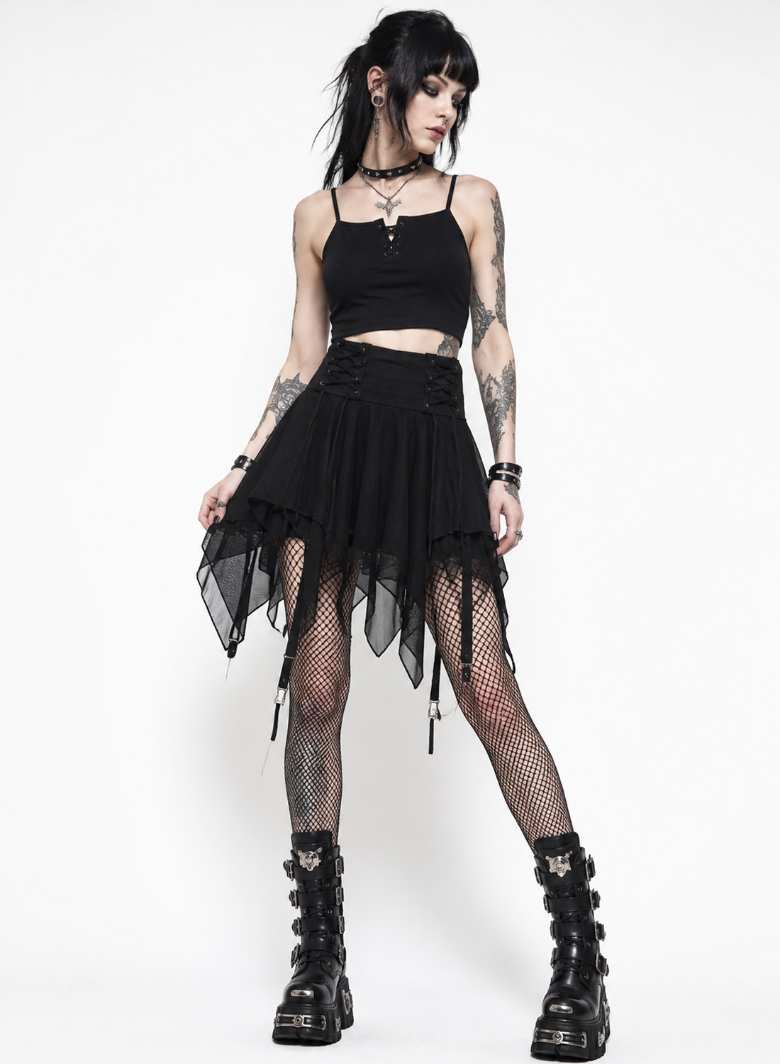 Dark Nymphe Skort. Svart gotisk asymmetrisk kjol med flera lager tyg, dekorativa band och inbyggda hot pants.