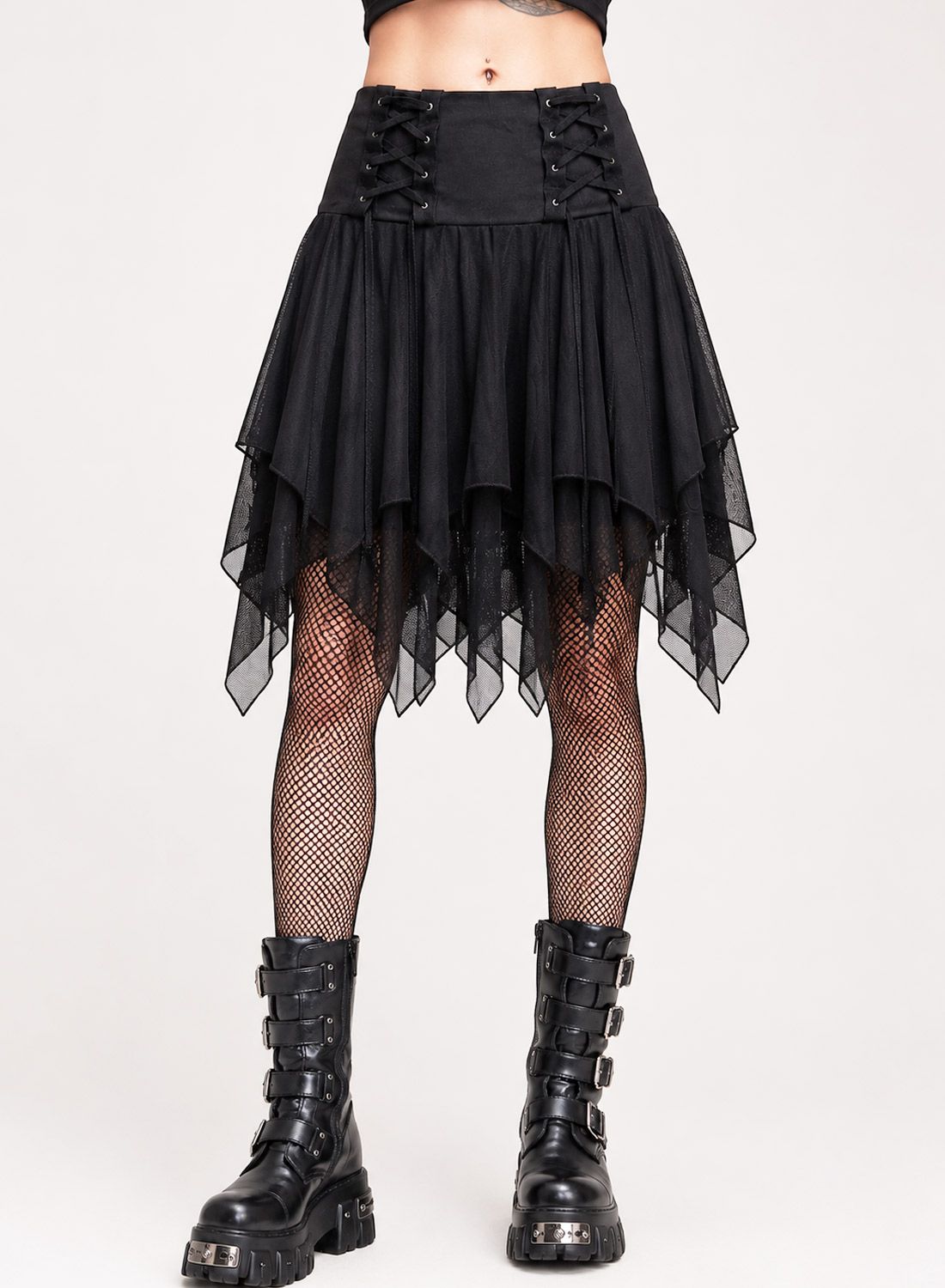 Dark Nymphe Skort. Svart gotisk asymmetrisk kjol med flera lager tyg, dekorativa band och inbyggda hot pants.