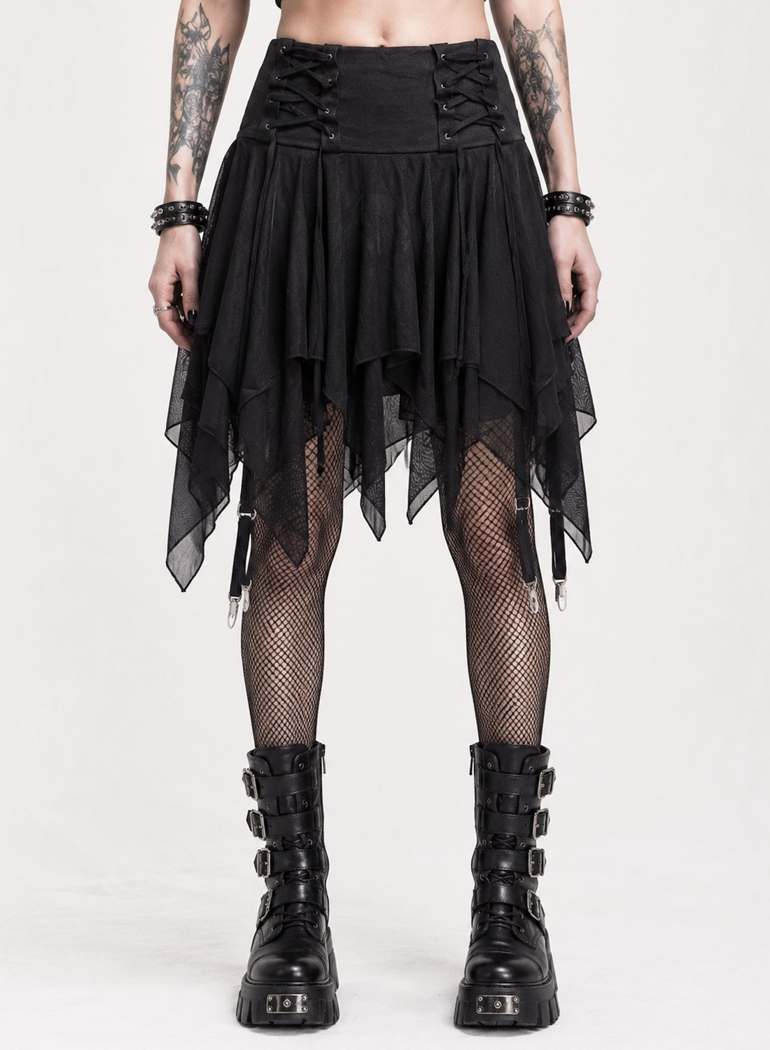 Dark Nymphe Skort. Svart gotisk asymmetrisk kjol med flera lager tyg, dekorativa band och inbyggda hot pants.