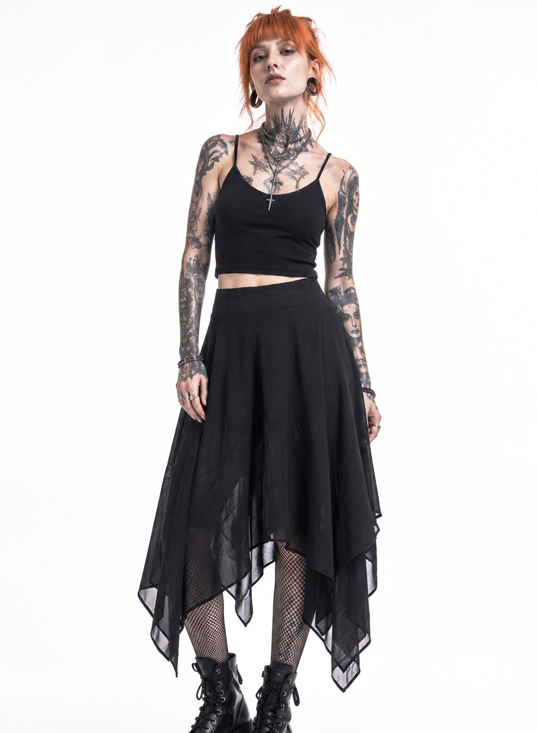 Midnight Shadow Skort– svart asymmetrisk gothic kjol med bred elastisk midja, skira lager, spetsiga avslut och inbyggda hot pants.