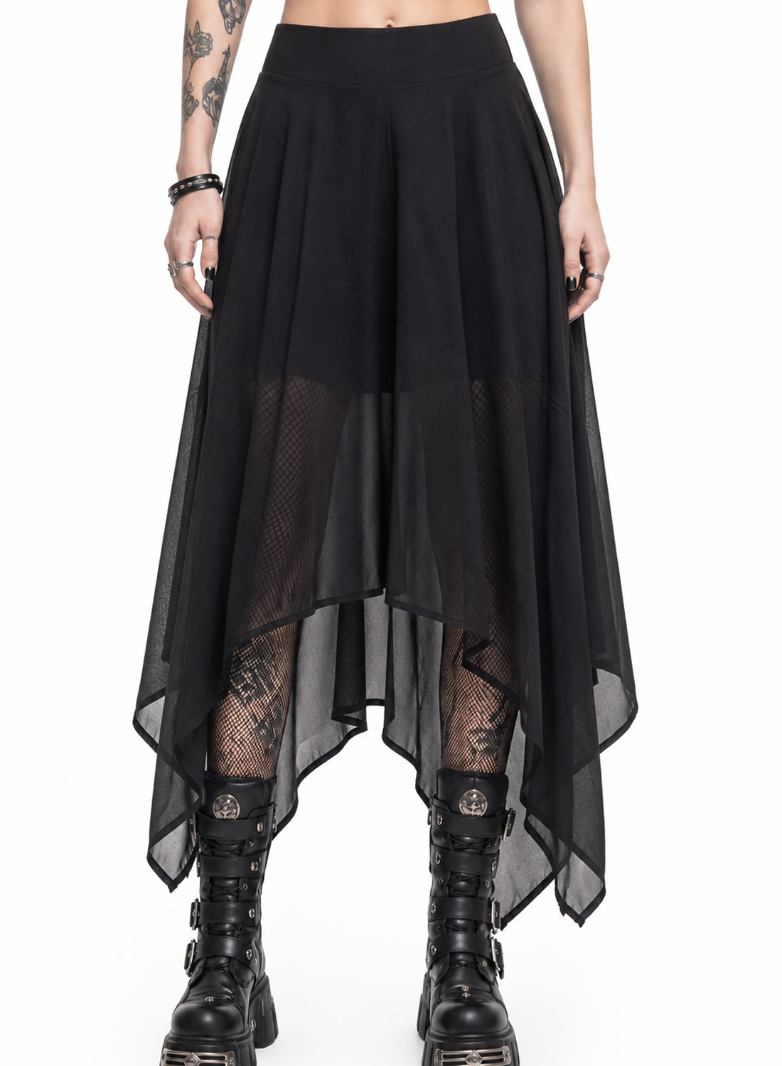 Midnight Shadow Skort– svart asymmetrisk gothic kjol med bred elastisk midja, skira lager, spetsiga avslut och inbyggda hot pants.
