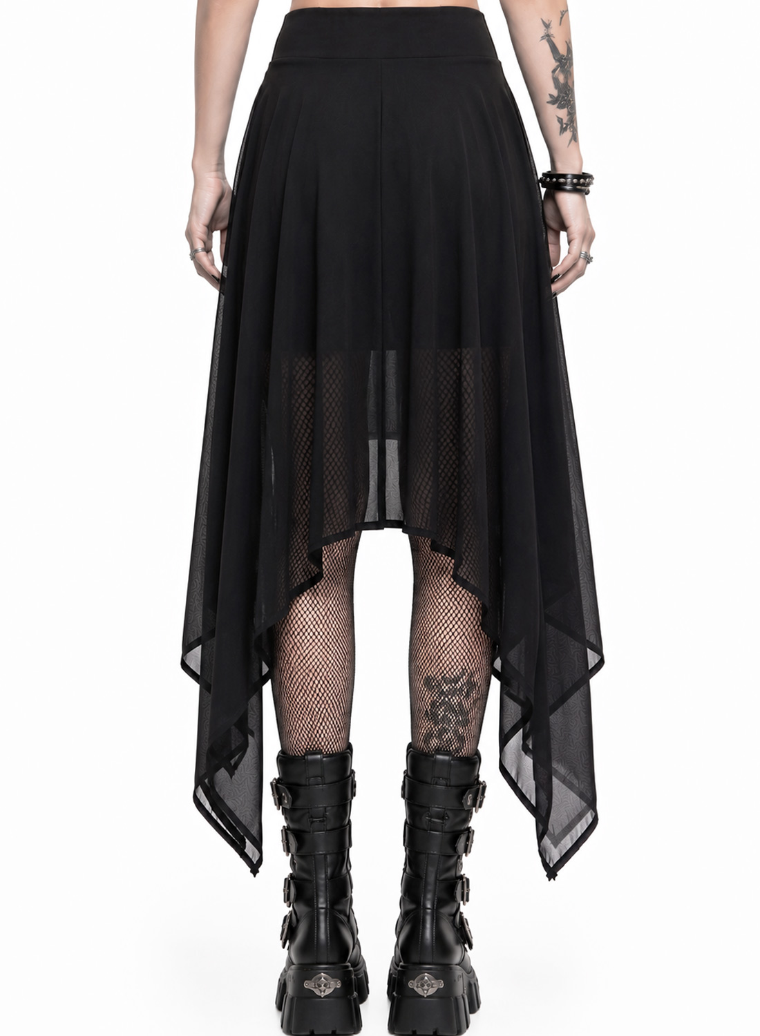 Midnight Shadow Skort– svart asymmetrisk gothic kjol med bred elastisk midja, skira lager, spetsiga avslut och inbyggda hot pants.