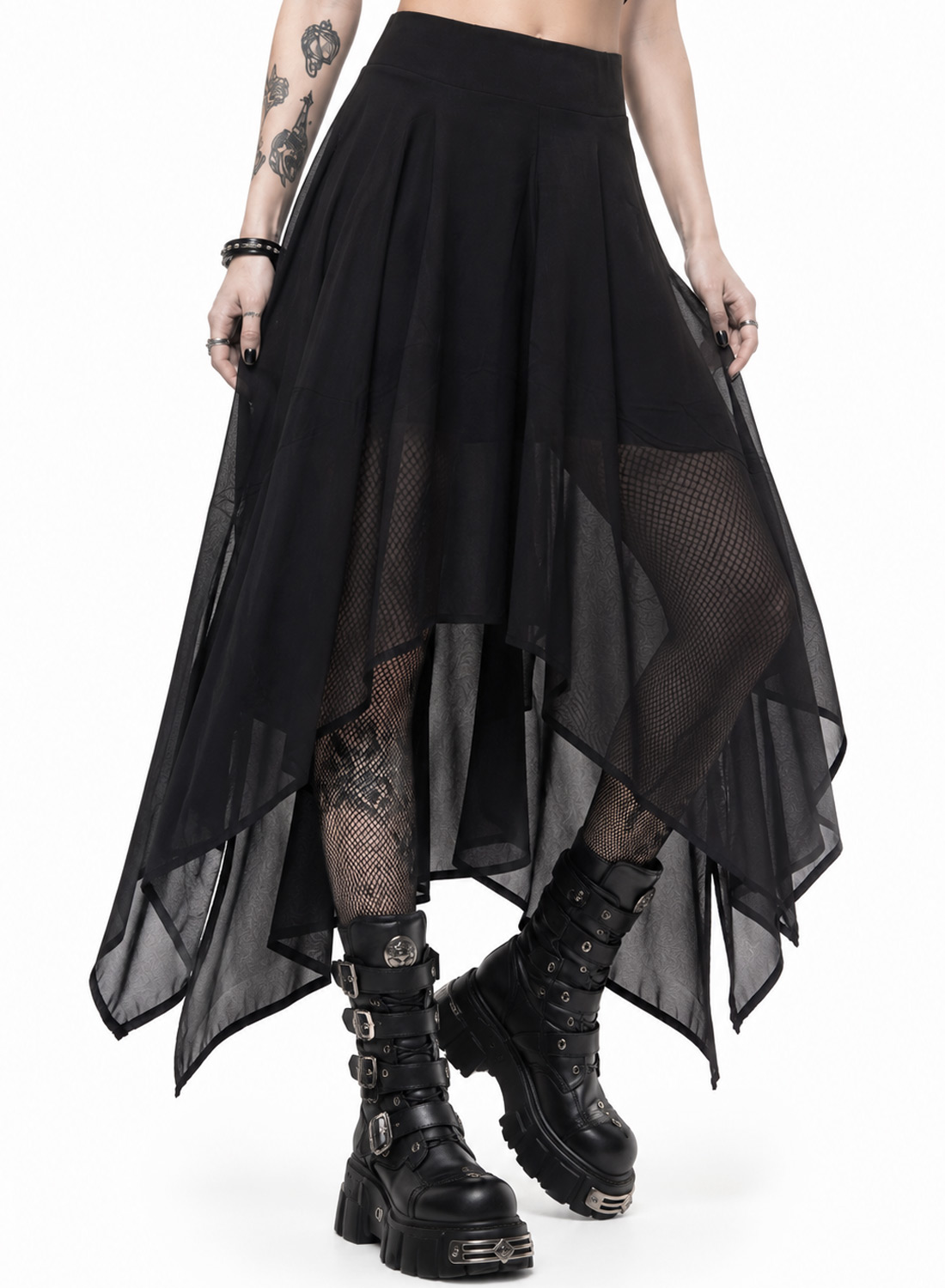 Midnight Shadow Skort– svart asymmetrisk gothic kjol med bred elastisk midja, skira lager, spetsiga avslut och inbyggda hot pants.