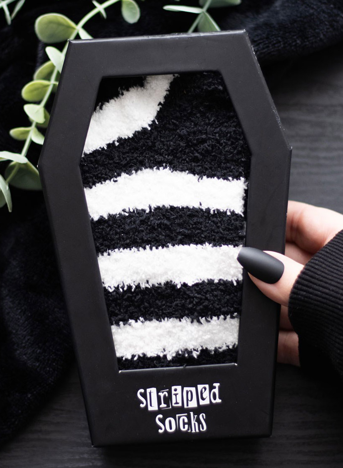 Beeteljuice Coffin Socks. Fluffiga svartvita randiga emo strumpor i kistformad presentask från Something Different. Mjuka gothic strumpor i alternativ stil.