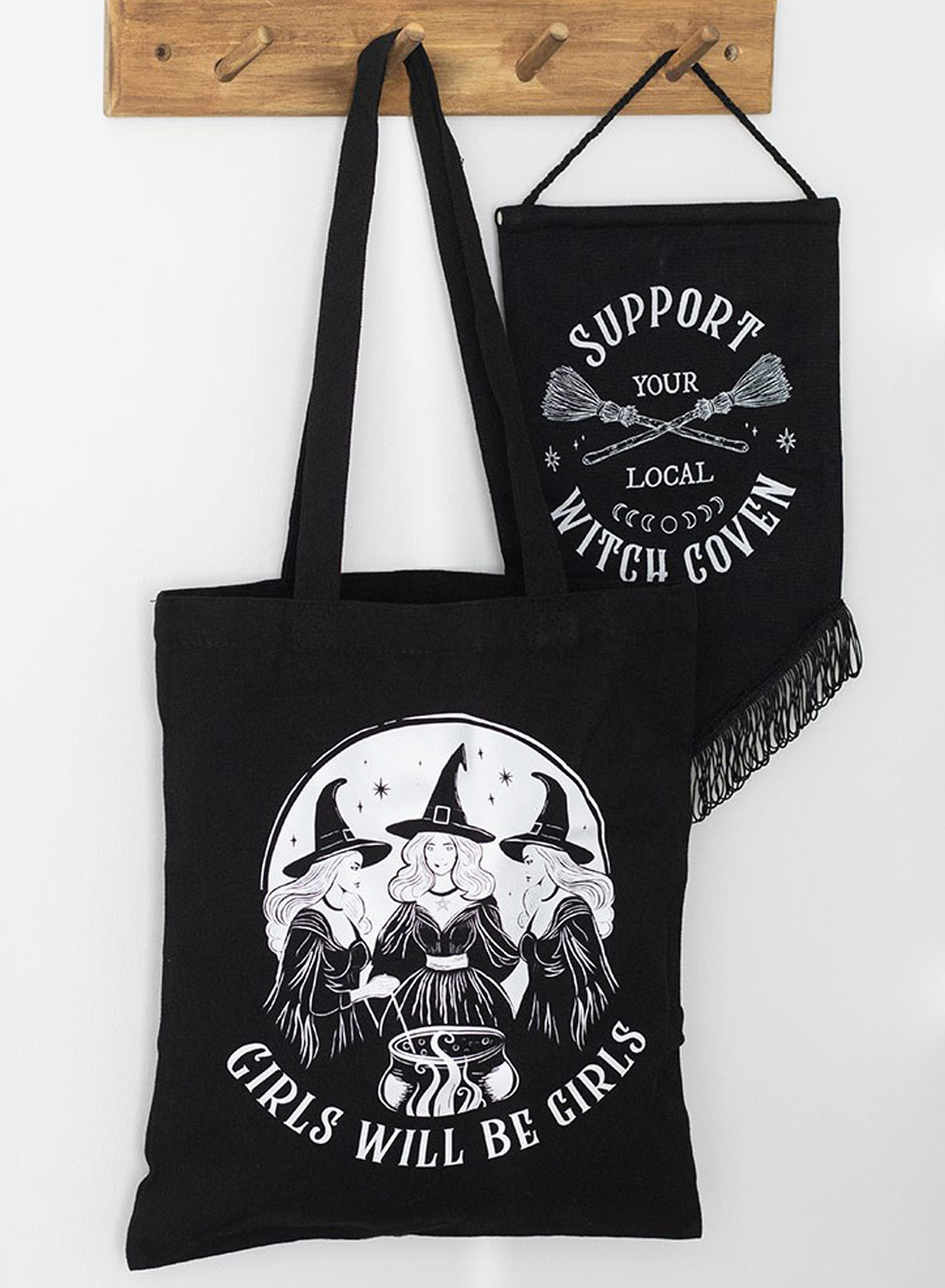 Girls Will Be Girls Tote Bag – svart tygväska i polyester med tre häxor, magisk kittel och vitt gothic-tryck.